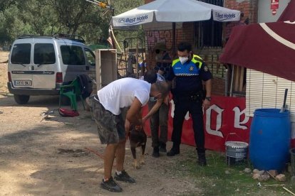 Los agentes han hablado con el inquilino de la finca.