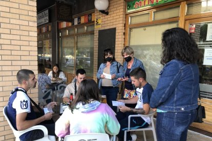 Las regidoras Flores, Llauradó y Berasategui dando a conocer el proceso participativo en el Carrilet.