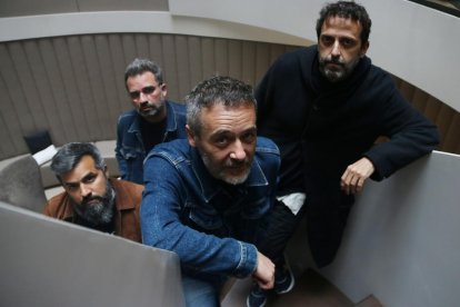 Santi Balmes y el resto de componentes de Love of Lesbian, en un hotel de Barcelona.