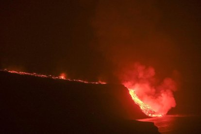 Imatge de la lava arribant al mar.