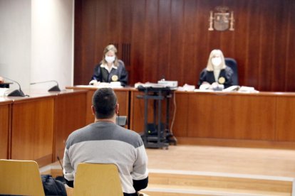 L'acusat d'abusar del fill de 5 anys, durant el judici a l'Audiència de Lleida.