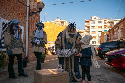 Los niños fueron a recibirlos a pie de calle de su casa.