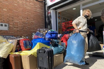 Una montaña de ropa se acumuló en la entrada de unos de los puntos de recogida de Torreforta.