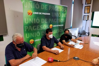 Pere Guinovart, coordinador d'Unió de Pagesos al Camp de Tarragona, Miquel Piñol, de la comissió permanent nacional, i Ernest Cubells, coordinador comarcal a la Ribera d'Ebre.