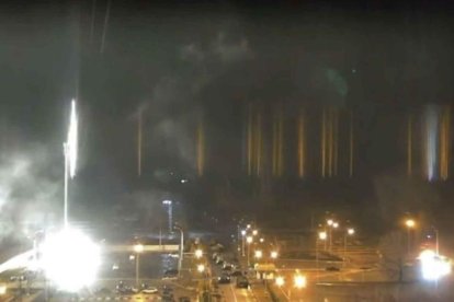 Destello de una explosión en la central nuclear de Zaporiyia.