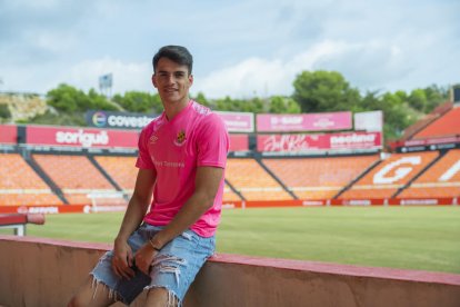 Nil Jiménez, a la zona de Tribuna del Nou Estadi, d'on van sortir bona part dels aplaudiments que va arrencar després de l'actuació de divendres contra l'Alcoyano.