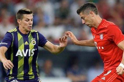 Zajc, a l'esquerra, davant del davanter del Bayern Robert Lewandowski