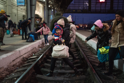 Desplazados ucranianos en la estación de tren de Lviv.