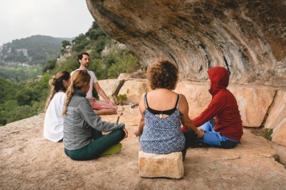 Adrià Cabestany dirigint una sessió a l'aire lliure en el marc del Bosc de Poblet.