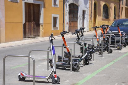 Imatge d'uns patinets elèctrics pel centre de Tarragona.