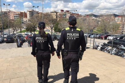 Dos agents de la Guàrdia Urbana de Badalona.