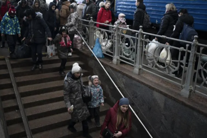 Desplaçats ucraïnesos a l'estació de Lviv.