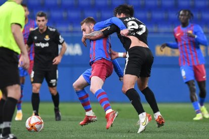 Joan Oriol pressiona a un rival del Barça B.