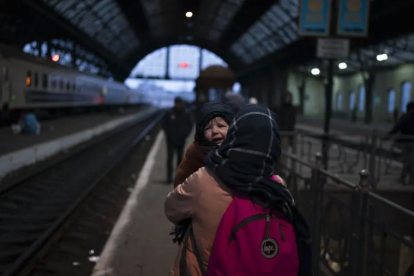 Una mujer con un niño en la estación de tren de Lviv.