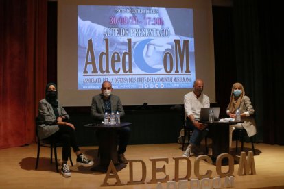 Pla general de l'acte de presentació de l'Associació per la Defensa dels Drets de la Comunitat Musulmana (ADEDCOM) al Centre de Lectura de Reus.