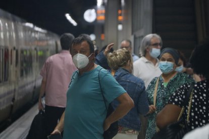 Un pasajero esperando su tren en la estación de Sants, durante la huelga que han convocado los maquinistas del Semaf.