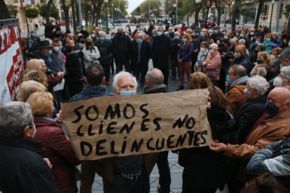 Un home mostra una pancarta a la protesta d'aquest diumenge a la Rambla Nova.