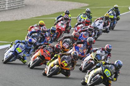 Pilotos en acción durante la carrera de Moto2 del Gran Premio de Motociclismo de Qatar en el Circuito Internacional de Losail en Doha, Qatar.