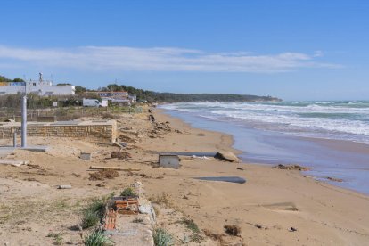 Imagen de las tuberías de bombeo de la playa Larga después del temporal Glòria.