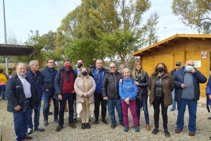 Fotografía grupal con algunos de los agentes sociales e institucionales que asistieron a su inauguración.