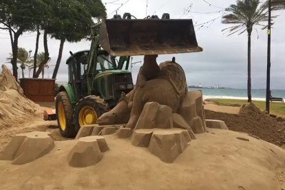 Los trabajos de derribo se han llevado a cabo este lunes por la mañana.