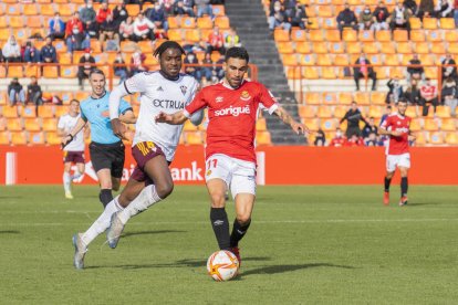 Dani Romera se pasó el partido peleándose con la defensa rival, pero no consiguió marcar.