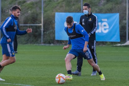 Pol Prats durante el primer entrenamiento del Nàstic después de las vacaciones de Navidad.