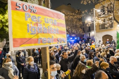 Manifestants amb un cartell