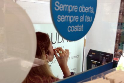 Una chica haciéndose un autotest de antígenos en una farmacia.