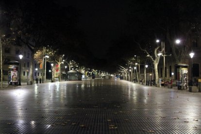 La Rambla de Santa Mònica de Barcelona en la primera nit del toc de queda per la sisena onada.