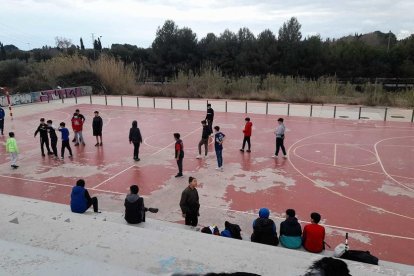 Un grupo numeroso de niños jugando en la pista este pasado fin de semana.