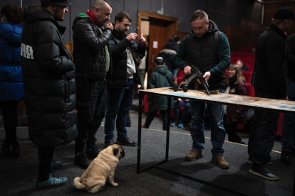 Un grup de civils aprenen a utilitzar armes en una sessió d'entrenament en un cinema a Lviv.