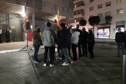 Instants abans de les 20 hores, membres de l'ACN començaven a arribar a la plaça Imperial.