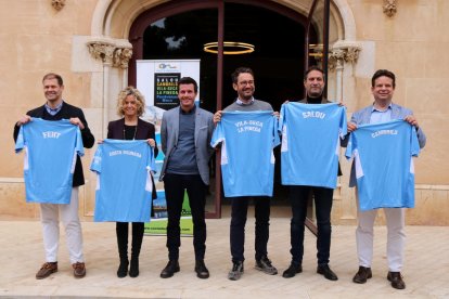 Quim Cristià, vicepresidente de la FEHT; Meritxell Roigé, presidenta del Patronato de Turismo de la Diputació; Gavin Makel, director general del equipo, y alcaldes de Vila-seca y Cambrils.