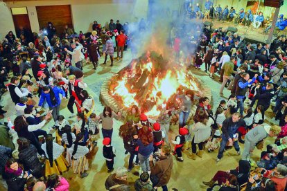 La foguera s'encendrà divendres i s'hi ballaran jotes al voltant.