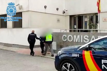 El padre detenido cuando accedía a la comisaría de la Policía NAcional en Co-Ría del Río.