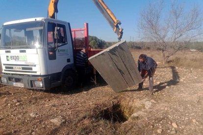 La colocación de una de las cubiertas de hormigón.