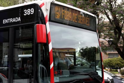 Imatge d'arxiu d'un dels autobusos de l'EMT amb la senyalització de Fora de servei.