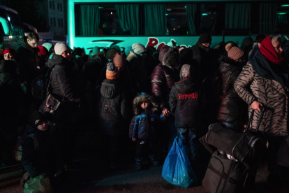 Un nen agafat de la mà d'un adult a la frontera d'Ucraïna, al municipi de Shehyni, abans d'arribar a l'encreuament per passar a Polònia

Data de publicació: dilluns 07 de març del 2022, 17:38

Localització: Lviv (Ucraïna)

Autor: Joan Mateu Parra