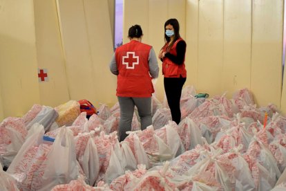 Plano general de dos voluntarias revisando las bolsas de la Campaña de Juguetes de la Cruz Roja en Tarragona y el Ebre.