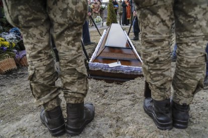 Imagen del funeral de tres soldados ucranianos.