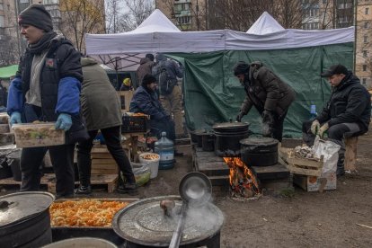 Ucraïnesos en un camp al checkpoint de Kíev.