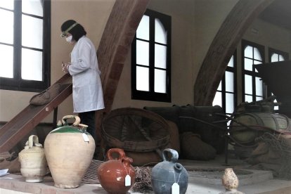 Fotografía sobre el fondo museístico de la Cooperativa Agrícola que ha adquirido el Ayuntamiento de Cambrils.