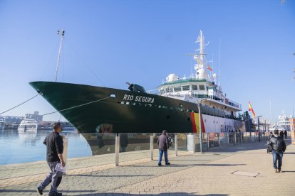 L'embarcació policial és ancorada al Moll de Costa mentre rep provisions.