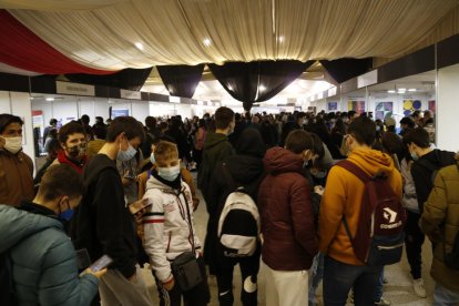 Multitud de estudiantes en el 22º Espacio del Estudiante en Valls.