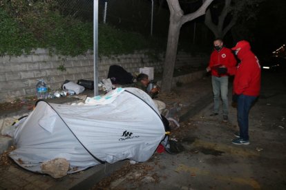 Voluntaris de Creu Roja atenent un sensesostre durant l'Operació Iglú de Tarragona.