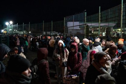 Refugiados ucranianos, en la frontera, en el municipio de Shehyni, antes de llegar al cruce para pasar a Polonia.