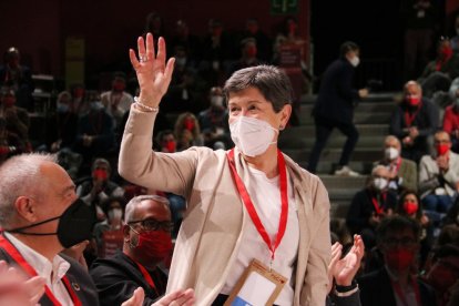 La delegada del govern espanyol a Catalunya, Teresa Cunillera, saludant els assistents durant el congrés extraordinari del PSC.