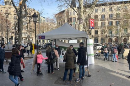 Imatge d'arxiu d'una carpa informativa de la plataforma 'Escola de Tots'.