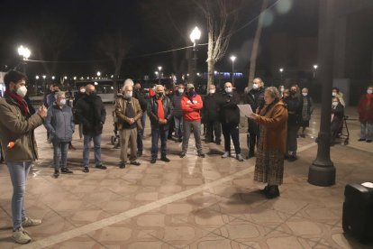 Concentració convocada per l'Associació de Veïns de Bonavista en el segon aniversari de l'explosió a IQOXE.